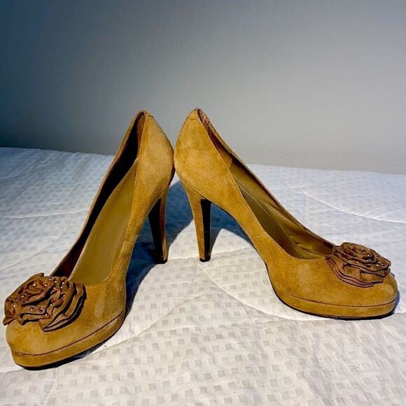 BCBGeneration Tan Suede Leather Platform Heels Gold Studded Vamp Rosettes 9.5 - Picture 7 of 16